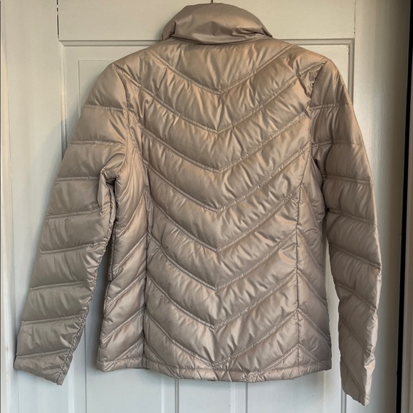 Kenneth Cole Women's Beige Lightweight Puffer Coat Size Medium - Picture 4 of 4